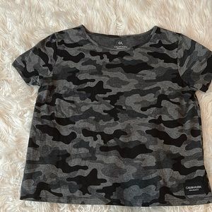 NWT, Calvin Klein Performance, girls short sleeve camo tee in gray/black‎